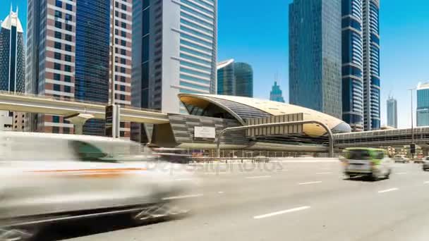 Metro İstasyonu ile trafik otoyol gün timelapse Dubai, Birleşik Arap Emirlikleri — Stok video