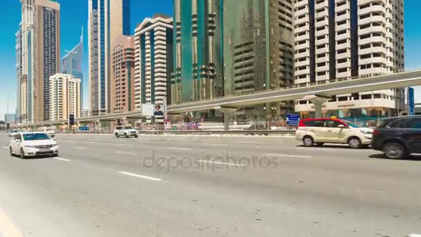 Sheikh Zayed Rd, timelapse provozu a nové výškové budovy podél hlavní silnice Dubaise — Stock video