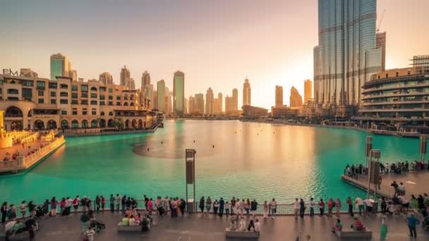 Traducción de timelapse día a vista de noche de baile fuente de Dubai muestran de Burj Khalifa, Dubai — Vídeos de Stock