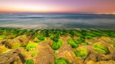 Günbatımı Timelapse donmuş volkanik huniler Endonezya Bali Adası ile Balangan beach üzerinde.
