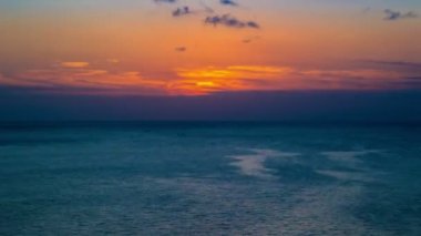 Hızlandırılmış güneş ufukta gitti, balıkçı tekneleri denize daldı.