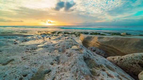 Krásné moře timelapse pobřeží skály západ slunce nad pláží na Bali v Indonésii. — Stock video