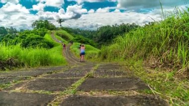 Bulutlar ve Endonezya Bali Adası Ubud sanatçı izi boyunca yürüyüş insanlar çalışan hızlandırılmış. Ubud, Endonezya - Jule, 2017