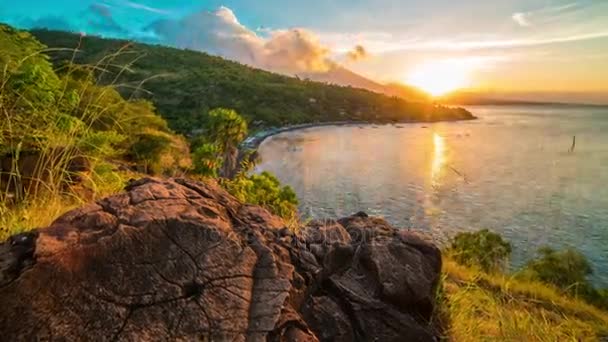 A cronologia do pôr do sol em Jemeluk Bay com vista para o vulcão Agung em Bali, Indonésia . — Vídeo de Stock