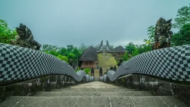 游戏中时光倒流美丽步骤 Lempuyang 寺在印度尼西亚巴厘岛. — 图库视频影像