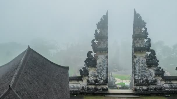Poklatkowy mgła u bram świątyni Lempuyang w Bali, Indonezja. — Wideo stockowe