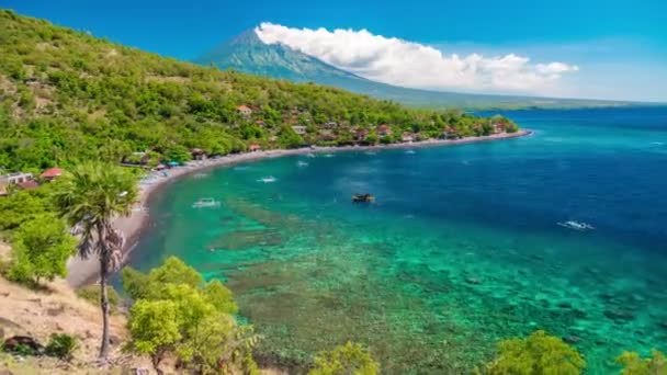 Time-Lapse čluny plave v zálivu amed na pozadí sopka Agung na Bali, Indonésie. — Stock video