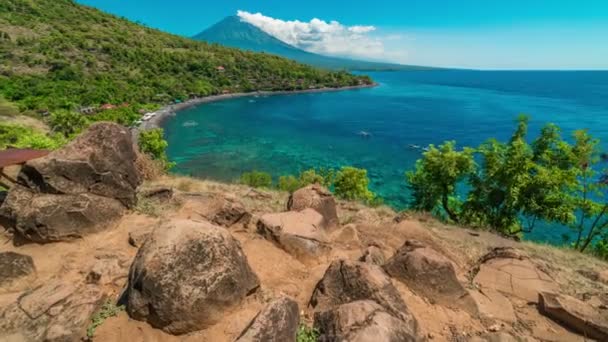 Hızlandırılmış Agung Yanardağı ve Amed village, Bali, Endonezya denizden doğal görünümünün. — Stok video