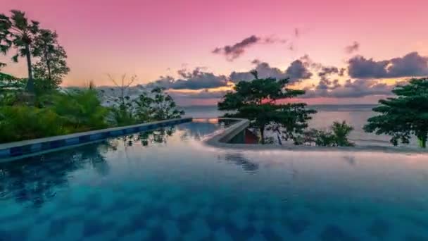 Wunderschöner tropischer Zeitraffer Sonnenuntergang über dem Infinity Pool in Bali — Stockvideo