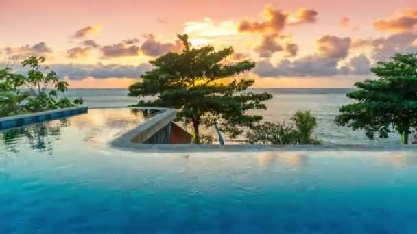 Egzotik romantik gündoğumu sonsuzluk havuzu panoramik deniz manzaralı — Stok video
