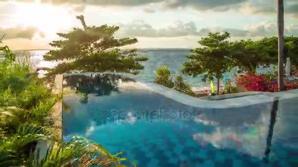 Le reflet des beaux nuages dans la piscine à débordement au lever du soleil avec vue sur la mer — Video