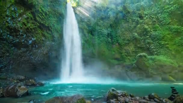 Maravilhosa paisagem da cachoeira de Nungnung em Bali — Vídeo de Stock