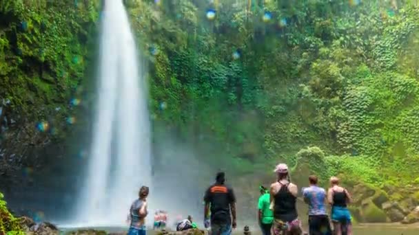 Timelapse toeristen in de buurt van de waterval van de Nungnung in Bali, Indonesië. Juli, 2016. — Stockvideo
