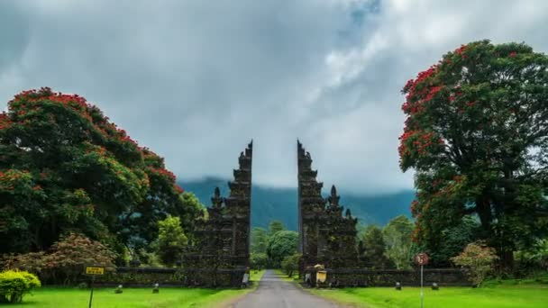 Timelapse bramy Candi Bentar do jednego z hinduskich świątyń w Bali w Indonezji — Wideo stockowe