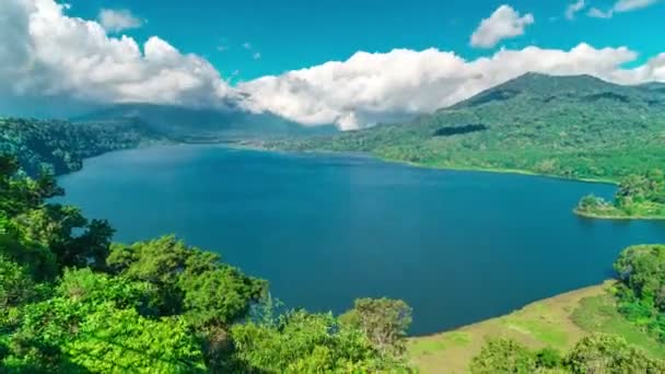 Timelapse moln på sjön Lake Buyan och Tamblingan på ön Bali — Stockvideo