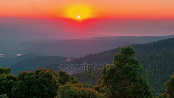 Pôr do sol nas montanhas tropicais em Bali, Indonésia — Vídeo de Stock