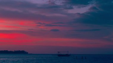 Gün batımını Timelapse teknede Gili Adası, Endonezya