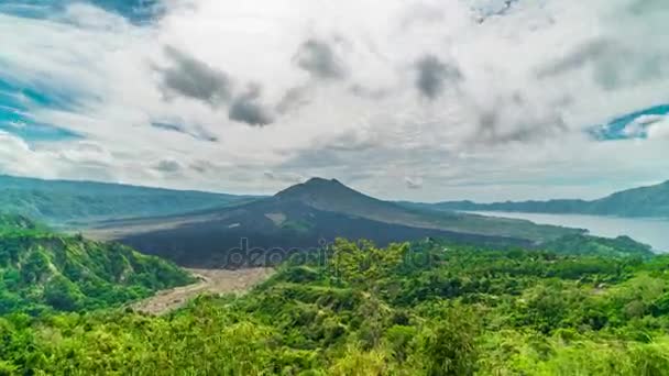 Timelapse Kintamani vulkaan onder de blauwe hemel in Gunung Batur in Bali, Indonesië — Stockvideo