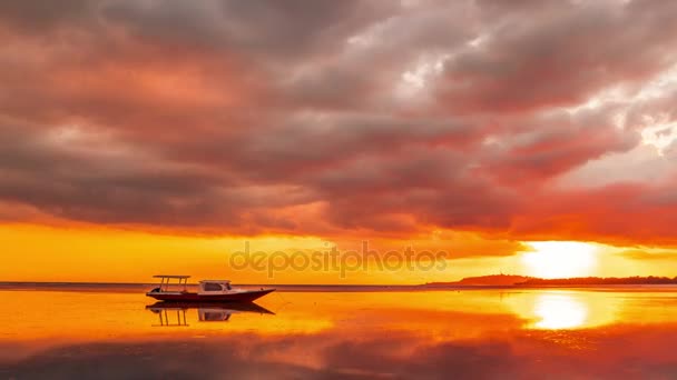 タイムラプス、ギリ ・ メノ、インドネシアのオレンジ色の夕焼けの海にボート — ストック動画