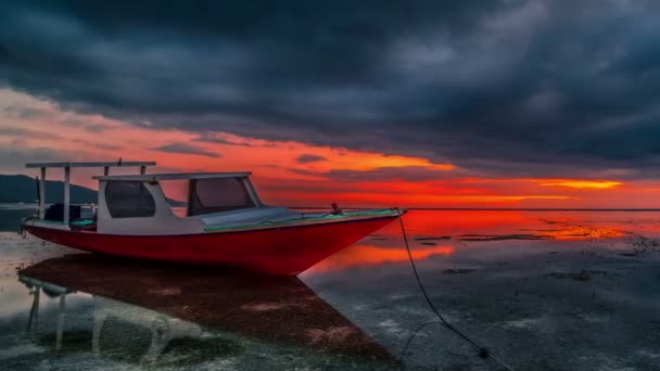Время драматический красный закат с силуэтом крупным планом рыбацкой лодки возле острова Гили, Ломбок. Индонезия — стоковое видео