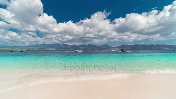 タイムラプスの熱帯の島、ギリ島、インドネシアの雲空と紺碧のビーチ — ストック動画