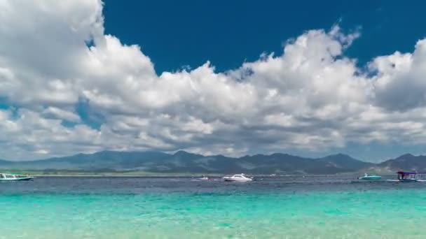 Лазурное море на фоне острова Ломбок с небом и облаками, Индонезия — стоковое видео