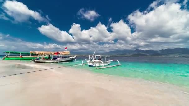 Timelapse-båter på paradis strand og sjø på Gili Island i Indonesia – stockvideo