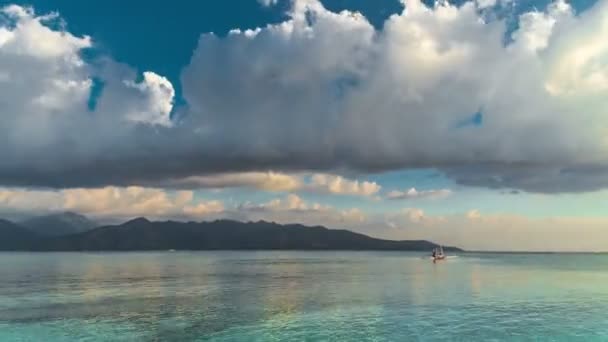 Timelapse 하늘과 구름 배경 롬복 섬, 인도네시아에 바다 위에 — 비디오