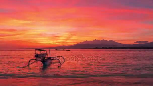 Timelapse východ slunce nad sopku Rinjani s rybářskou lodí, ostrov Lombok v Indonésii — Stock video