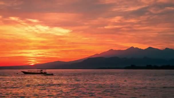 Timelapse Dawn над вулканом Ринджани на остров Ломбок с лодкой в Индонезии — стоковое видео