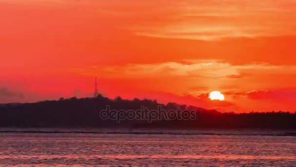 Timelapse de zonsondergangen over de berg van het eiland Gili, Indonesië — Stockvideo
