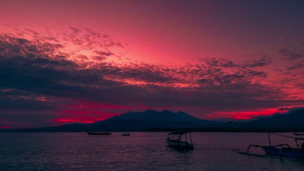 Timelapse zonsopgang met boot in de Oceaan in de buurt van gili eiland op achtergrond Rinjani vulkaan op het eiland Lombok, Indonesië — Stockvideo