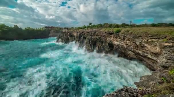 Zeitraffer riesige Wellen brechen über die Felsen auf der Insel Nusa Ceningan, Indonesien — Stockvideo