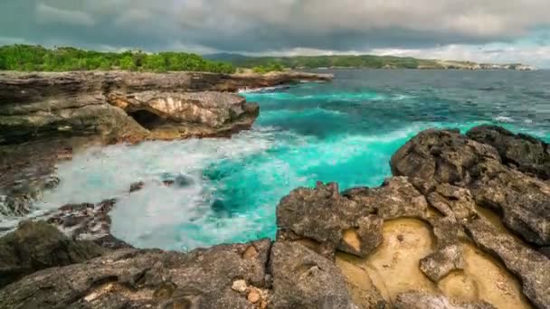 Timelapse float chmury na tle krajobraz morze wyspie Nusa Ceningan, Indonezja — Wideo stockowe