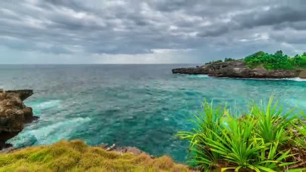 Laguna do mar de Timelapse em tempo nublado na ilha de Nusa Ceningan, Indonésia — Vídeo de Stock