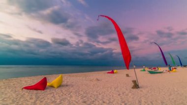 Timelapse günbatımı Bali, Endonezya Adası Nusa Lembongan beyaz kum plaj üzerinde