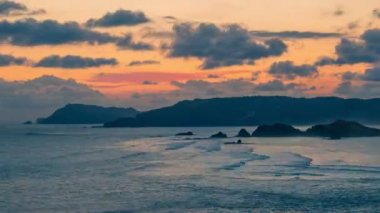 Timelapse sahne Bukit Merese, mavi deniz ve gökyüzü arka plan ile Lombok Endonezya üstünden
