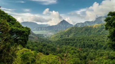 Güzel timelapse görünümü Sembalun Lawang, Lombok, Endonezya yeşil tropikal peyzaj üzerinde