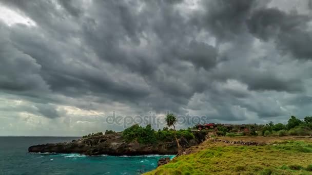 Timelapse Nubes de tormenta sobre la isla de Nusa Ceningan en tiempo nublado, Bali, Indonesia — Vídeos de Stock