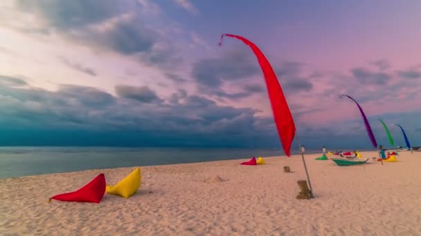 Timelapse günbatımı Bali, Endonezya Adası Nusa Lembongan beyaz kum plaj üzerinde — Stok video
