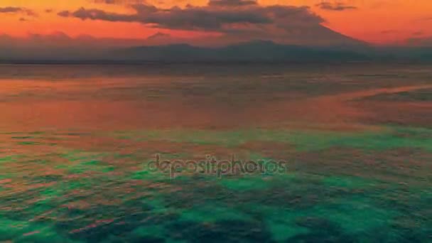 Timelapse Gunung Agung montaña en la puesta del sol vista desde la isla Nusa Lembongan, Bali, Indonesia — Vídeo de stock