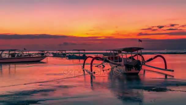 Закат острова с традиционной балийской лодкой в Нуса-Лембонгане, Индонезия — стоковое видео