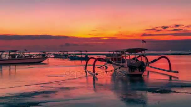 Pôr-do-sol da ilha tropical Timelapse com barco balinês tradicional em Nusa Lembongan, Indonésia — Vídeo de Stock