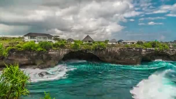 Timelapse duże fale uderzające na skałach wyspy Nusa Lembongan przy pochmurnej pogodzie, Indonezja — Wideo stockowe