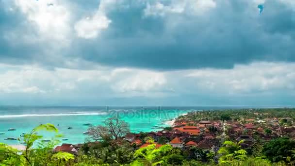 Timelapse Vista aérea Jungut Batu praia da ilha de Nusa Lembongan em nuvens tempo, Indonésia — Vídeo de Stock