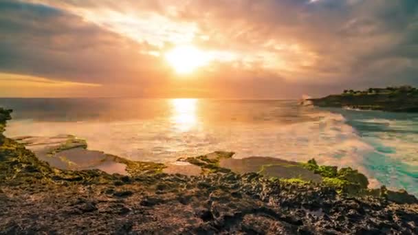 Timelapse zomer zonsondergang op het strand rots in Nusa Lembongan, Bali, Indonesië — Stockvideo