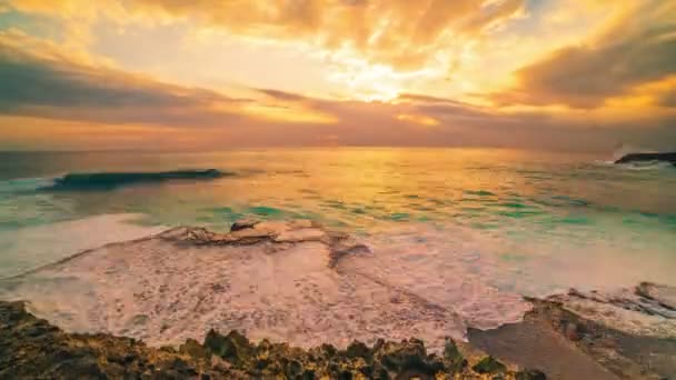 Timelapse Acantilado y océano sobre el fondo de una colorida puesta de sol en la isla Nusa Lembongan, Bali, Indonesia — Vídeo de stock