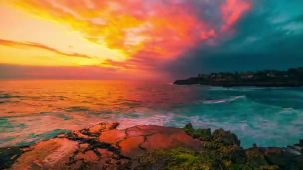 Timelapse Praia azul com costa rochosa e água limpa do oceano Índico ao pôr do sol na ilha Nusa Lembongan, Bali, Indonésia — Vídeo de Stock