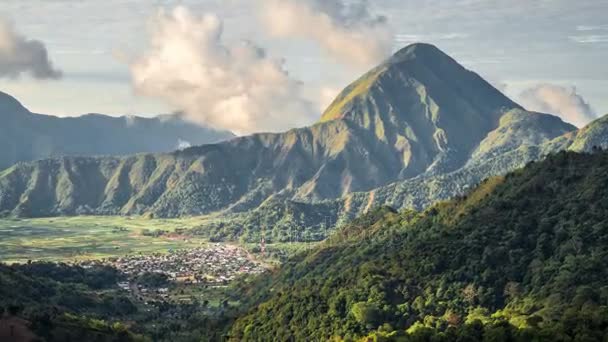 Timelapse view of the clouds above the Sembalun mountain, Lombok island, Indonesia — Stock Video