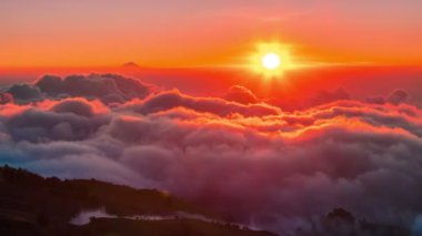 Günbatımı dağ ve Rinjani volkan, Lombok, Endonezya bulutlara aşağıda